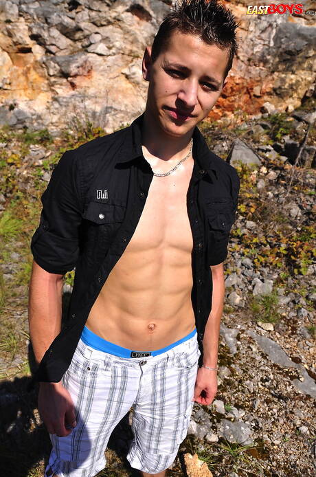 Petr Borek, costaud, montre son corps parfait en extérieur