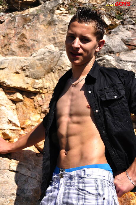 Petr Borek, costaud, montre son corps parfait en extérieur