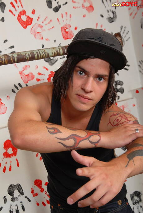 Il giovane Ned posa nudo e mostra un bel sedere