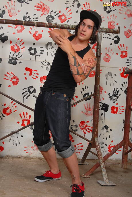 Il giovane Ned posa nudo e mostra un bel sedere