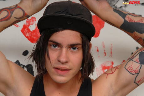 Il giovane Ned posa nudo e mostra un bel sedere