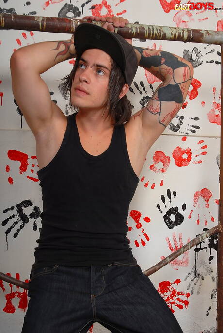 Il giovane Ned posa nudo e mostra un bel sedere