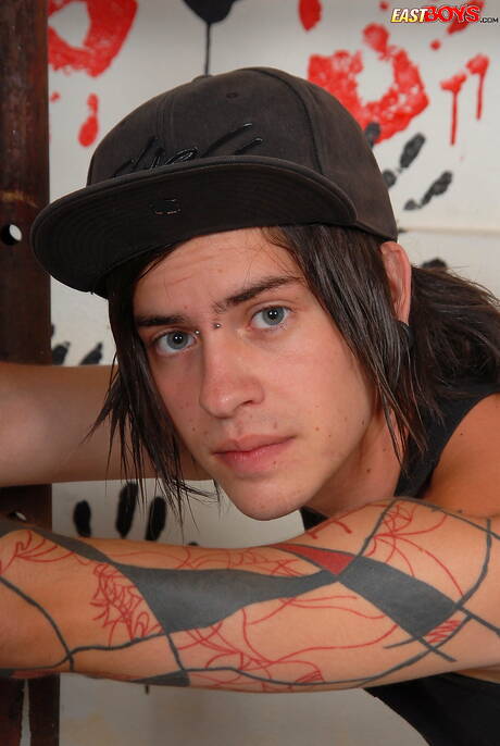 Il giovane Ned posa nudo e mostra un bel sedere