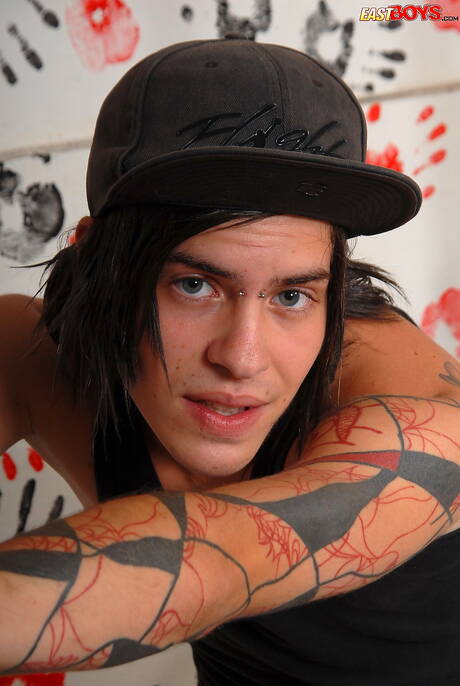 Il giovane Ned posa nudo e mostra un bel sedere