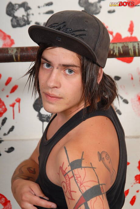 Il giovane Ned posa nudo e mostra un bel sedere