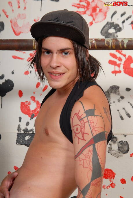 Il giovane Ned posa nudo e mostra un bel sedere