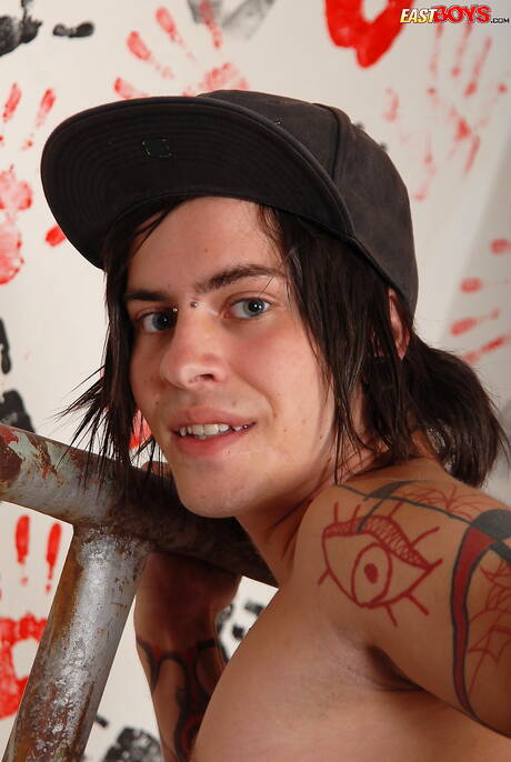 Il giovane Ned posa nudo e mostra un bel sedere