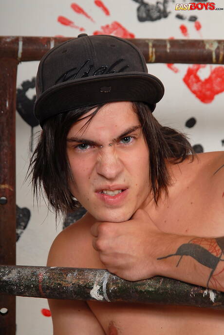 Il giovane Ned posa nudo e mostra un bel sedere