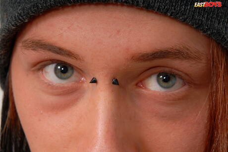 Twink Aiden 裸體擺造型