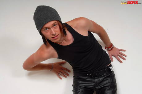 Twink Aiden 裸體擺造型