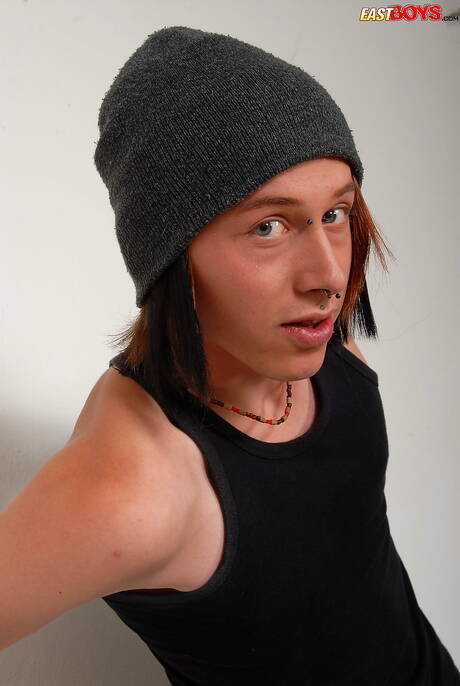 Twink Aiden 裸體擺造型