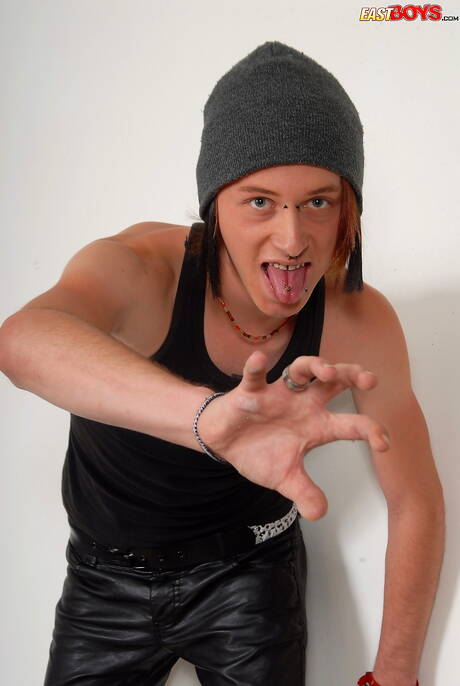 Twink Aiden 裸體擺造型