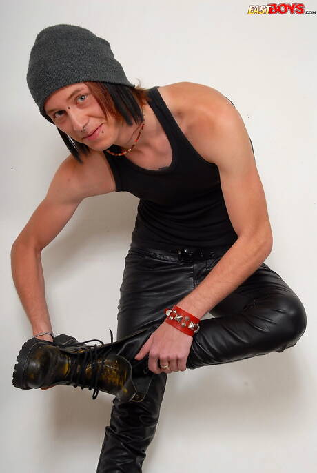 Twink Aiden 裸體擺造型