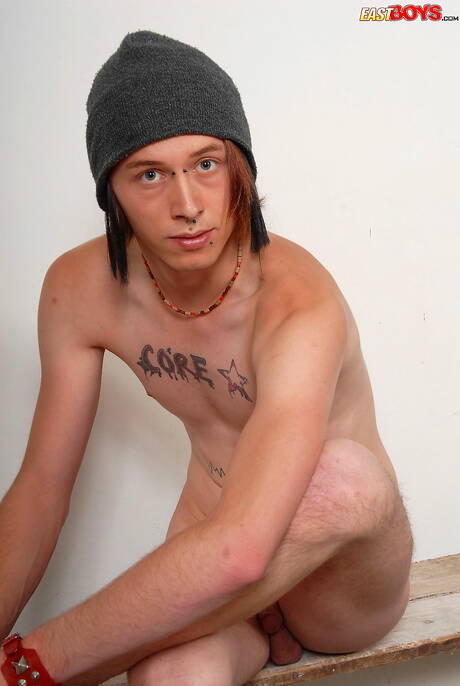 Twink Aiden 裸體擺造型