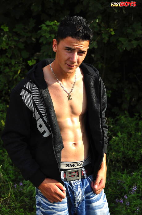 Beefy Ronnie shows a perfect body outdoor