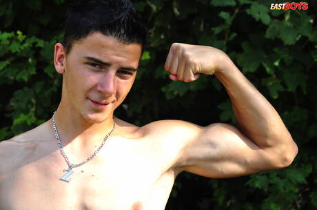 Beefy Ronnie shows a perfect body outdoor