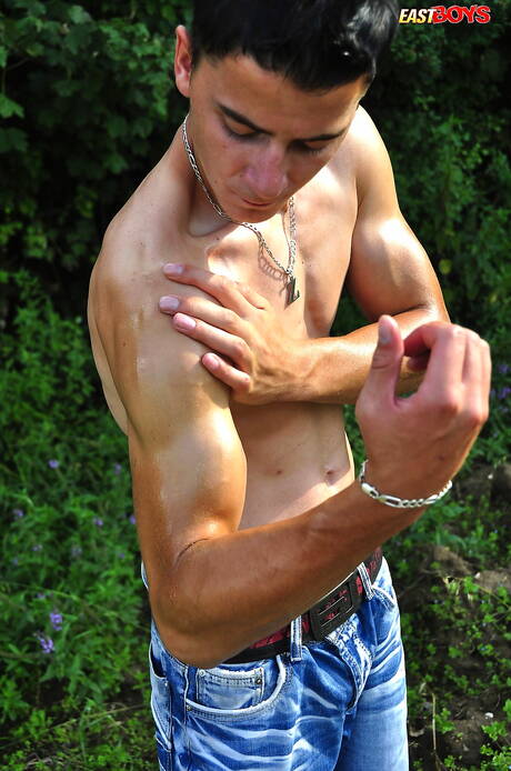 Beefy Ronnie shows a perfect body outdoor