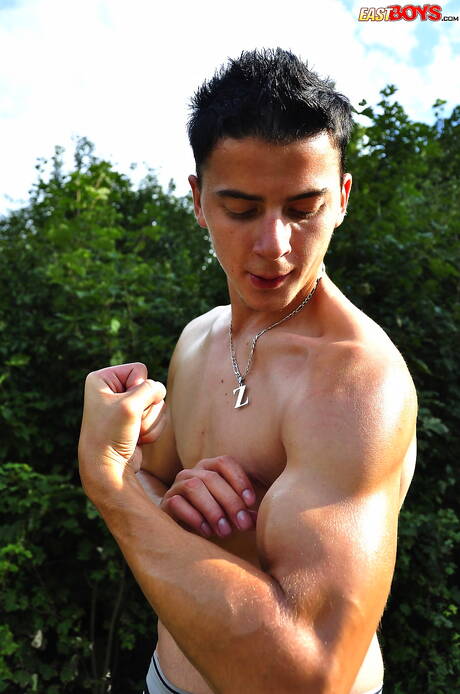 Beefy Ronnie shows a perfect body outdoor