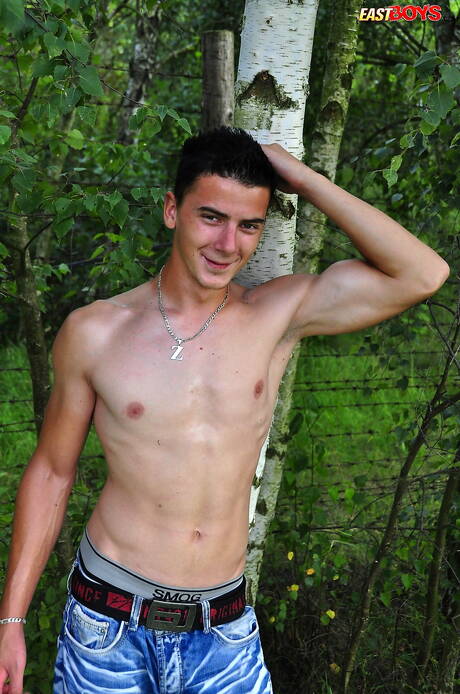 Beefy Ronnie shows a perfect body outdoor