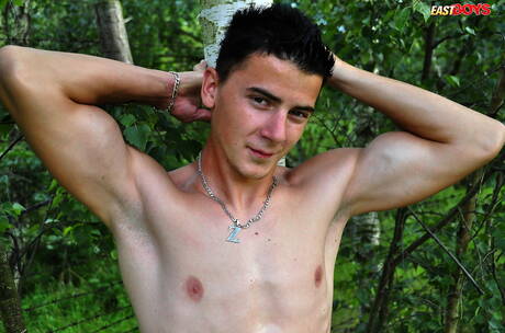 Beefy Ronnie shows a perfect body outdoor