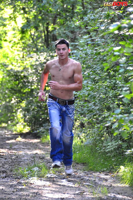 Beefy Ronnie shows a perfect body outdoor