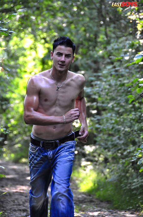 健壯的羅尼在戶外展示完美身材