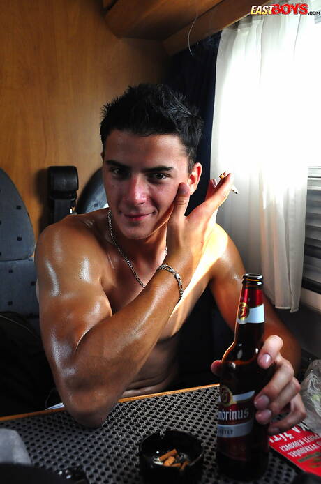 Il muscoloso Ronnie mostra un corpo perfetto all