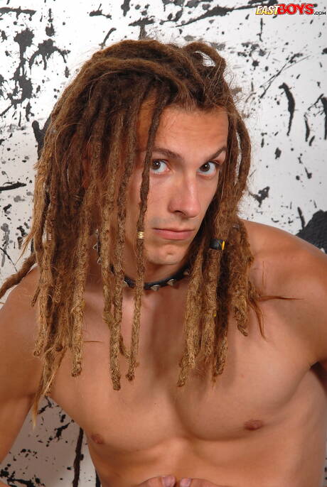 Muskularny Hayden rozbiera się i pokazuje gorący tyłek