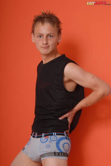 若い男ブレイクが裸でポーズをとる