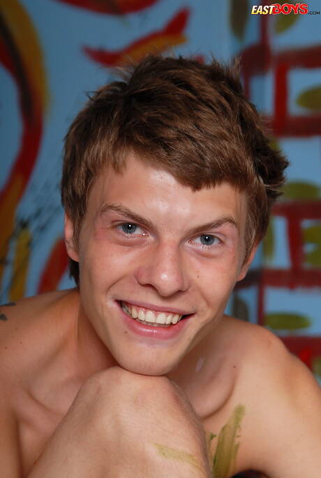 Young dude Carter posing naked and showing his butt