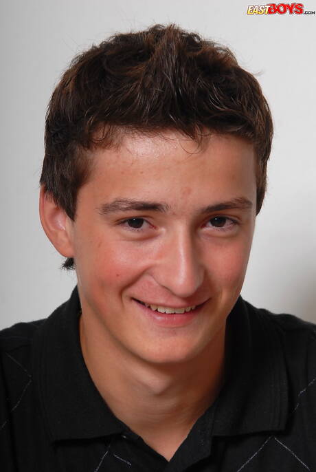 Hübscher Junge Trey posiert nackt