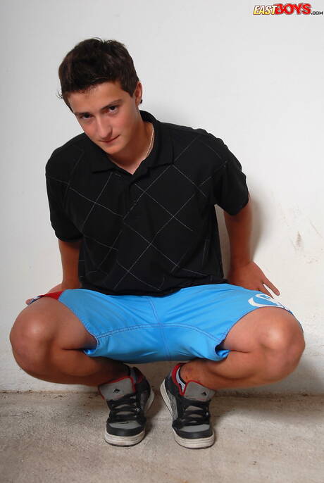 Hübscher Junge Trey posiert nackt