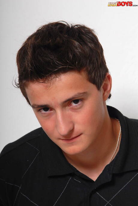 Hübscher Junge Trey posiert nackt