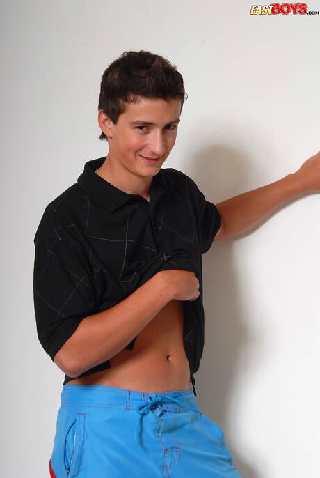 Hübscher Junge Trey posiert nackt