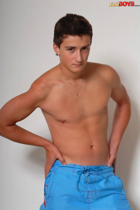 Hübscher Junge Trey posiert nackt