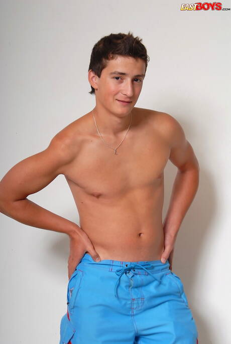 Hübscher Junge Trey posiert nackt
