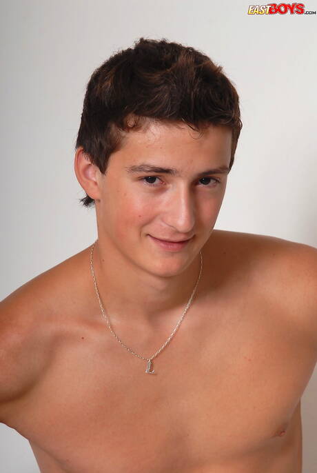 Hübscher Junge Trey posiert nackt