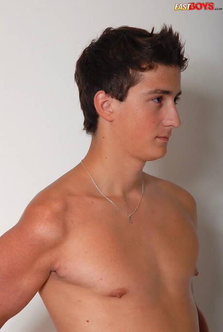 Hübscher Junge Trey posiert nackt