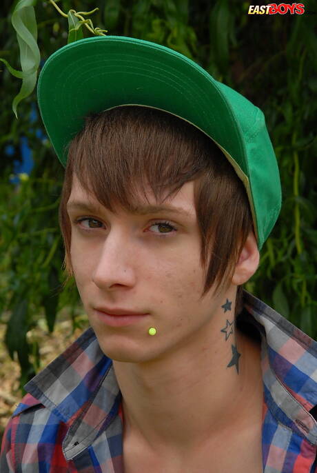 小男孩Layne脫衣服，在戶外展示性感的屁股