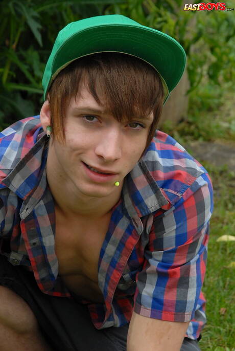 小男孩Layne脫衣服，在戶外展示性感的屁股