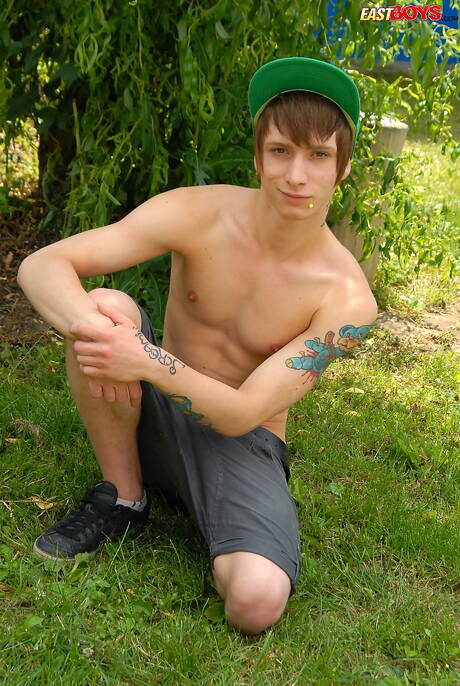 小男孩Layne脫衣服，在戶外展示性感的屁股