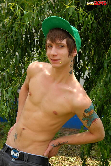 小男孩Layne脫衣服，在戶外展示性感的屁股