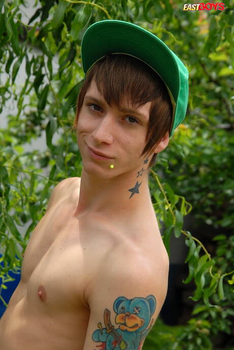 小男孩Layne脫衣服，在戶外展示性感的屁股