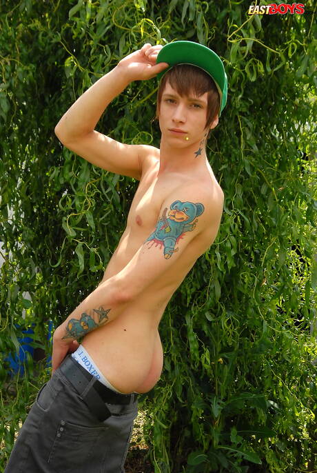 小男孩Layne脫衣服，在戶外展示性感的屁股