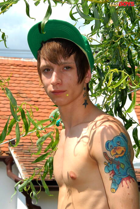 小男孩Layne脫衣服，在戶外展示性感的屁股