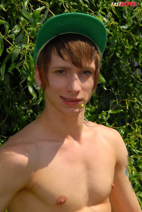 小男孩Layne脫衣服，在戶外展示性感的屁股