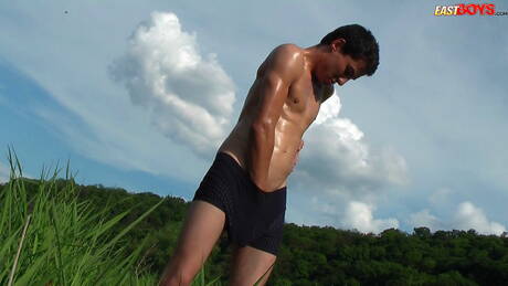 Hot twink Gino jack off his dick after beach walk