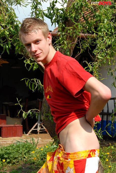 Twink Eli zieht sich aus und zeigt seinen Arsch im Freien