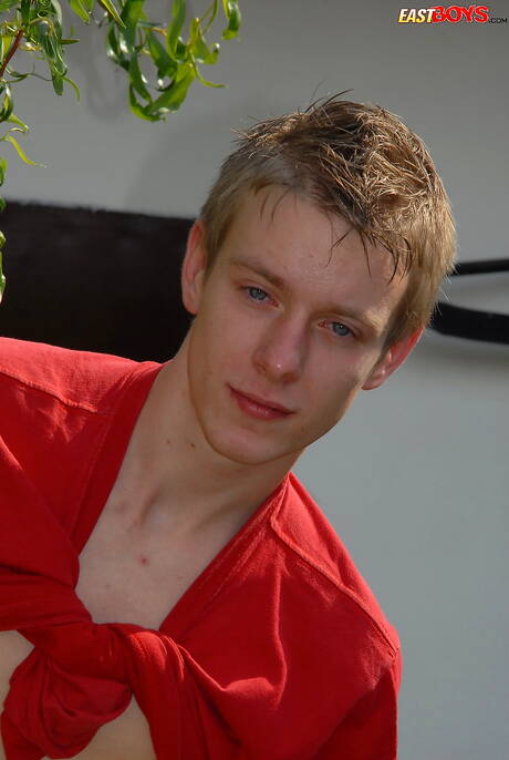 Twink Eli get naked and showing his ass outdoor