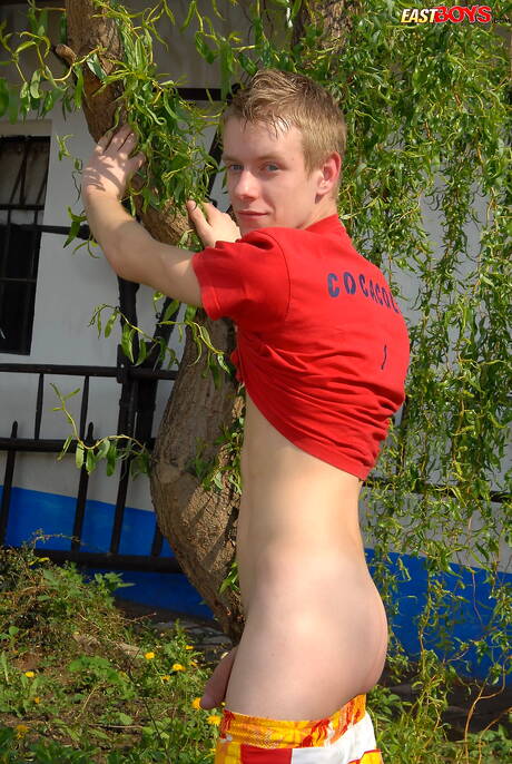 Twink Eli zieht sich aus und zeigt seinen Arsch im Freien